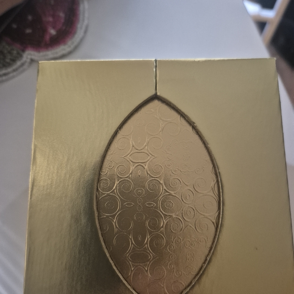 Cake Temptation Gold Gift Box - Picture 4 of 5